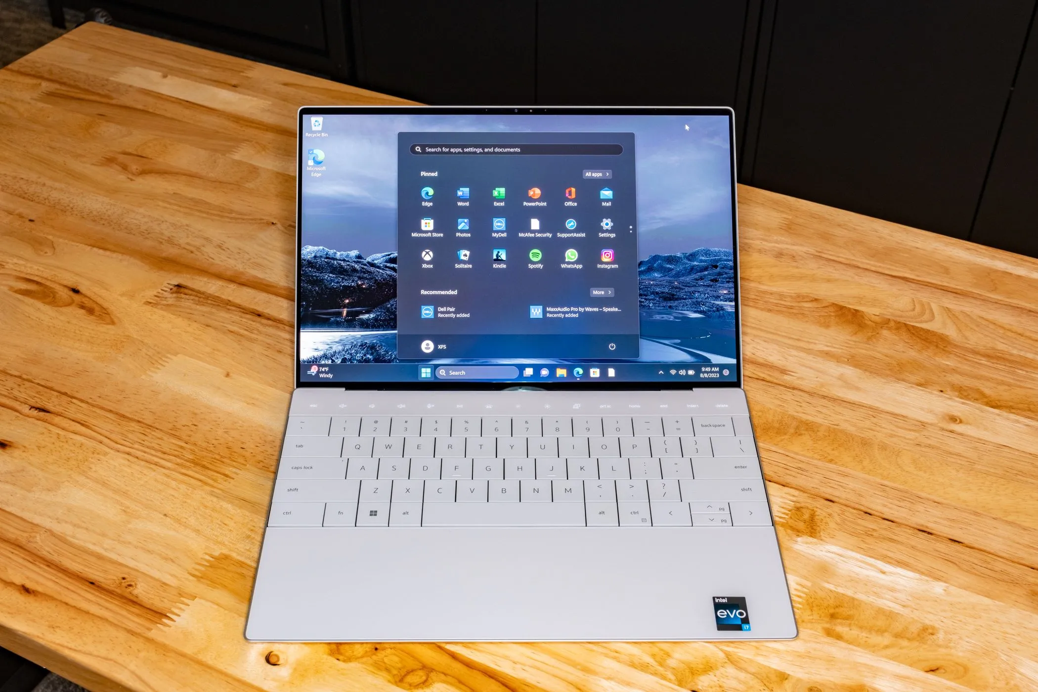 Menu Start của Windows trên laptop Dell XPS 13 Plus minh họa vấn đề quyền riêng tư.