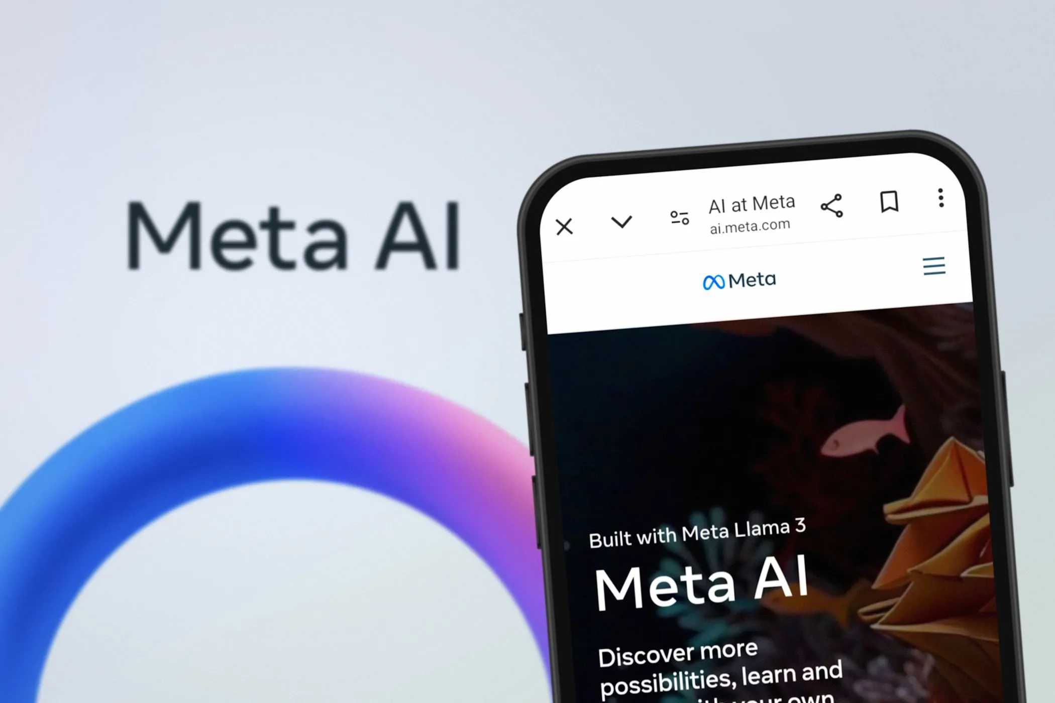 Meta AI hiển thị trên màn hình điện thoại thông minh và máy tính, minh họa việc thu thập dữ liệu người dùng từ các tương tác.