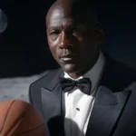 Michael Jordan chơi bóng rổ trên mặt trăng với bộ tuxedo, minh họa khả năng tạo ảnh sáng tạo của Grok AI Aurora