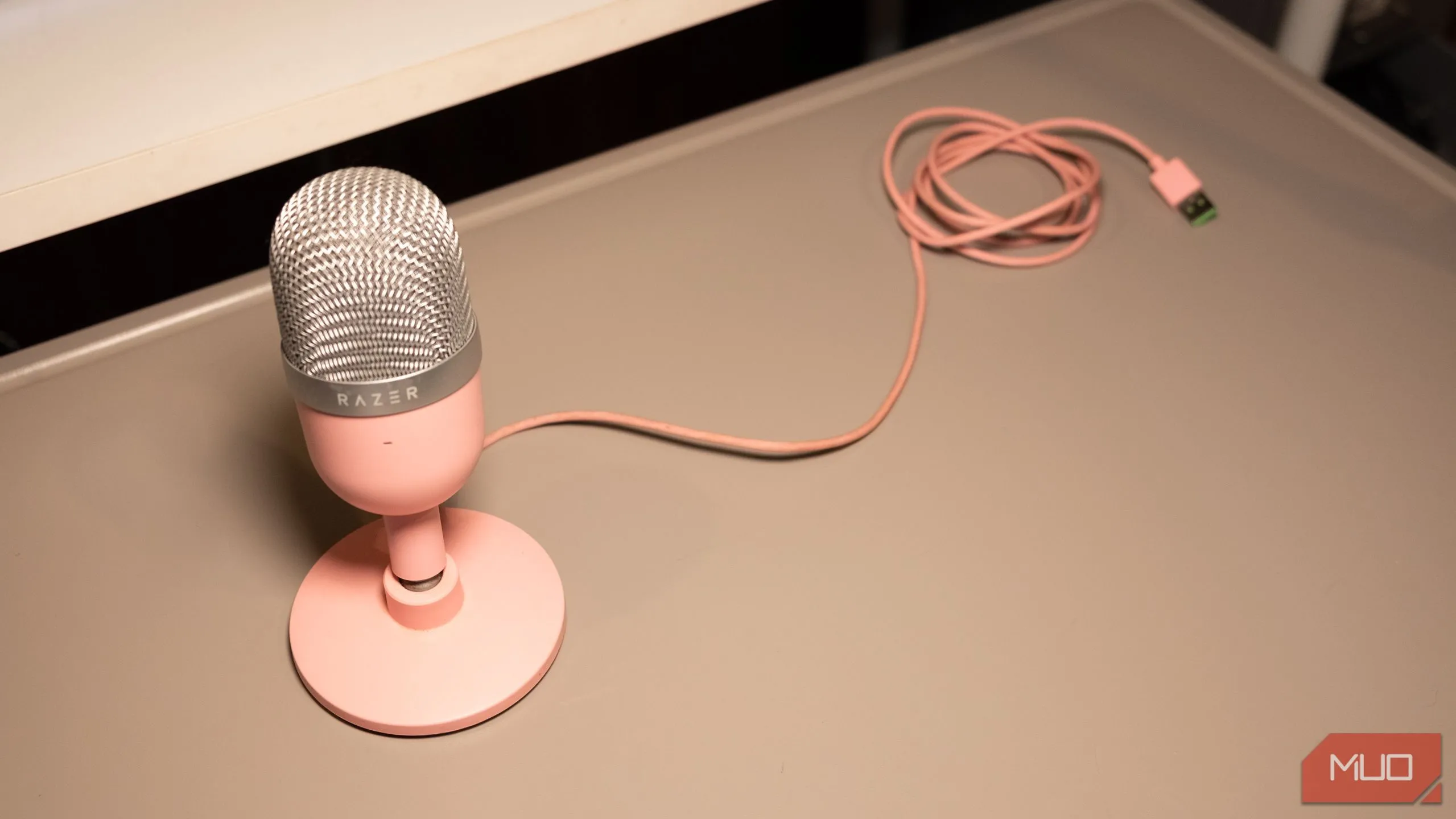 Micro condenser Razer Seiren Mini nhỏ gọn đặt trên bàn làm việc, đại diện cho micro USB tiện lợi cho người dùng phổ thông.
