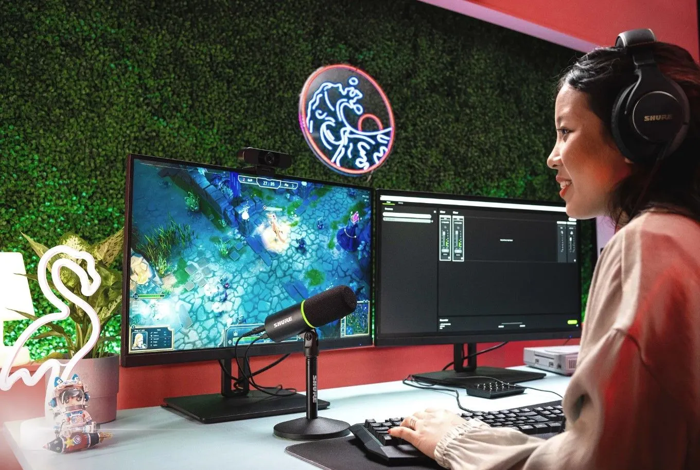 Micro dynamic Shure MV6 trên bàn, đang được một game thủ sử dụng, minh họa cho khả năng giảm tiếng ồn hiệu quả trong môi trường chơi game.