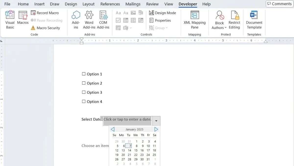 Microsoft Word với tab Nhà phát triển (Developer) được chọn, hiển thị công cụ chọn ngày cho biểu mẫu tương tác