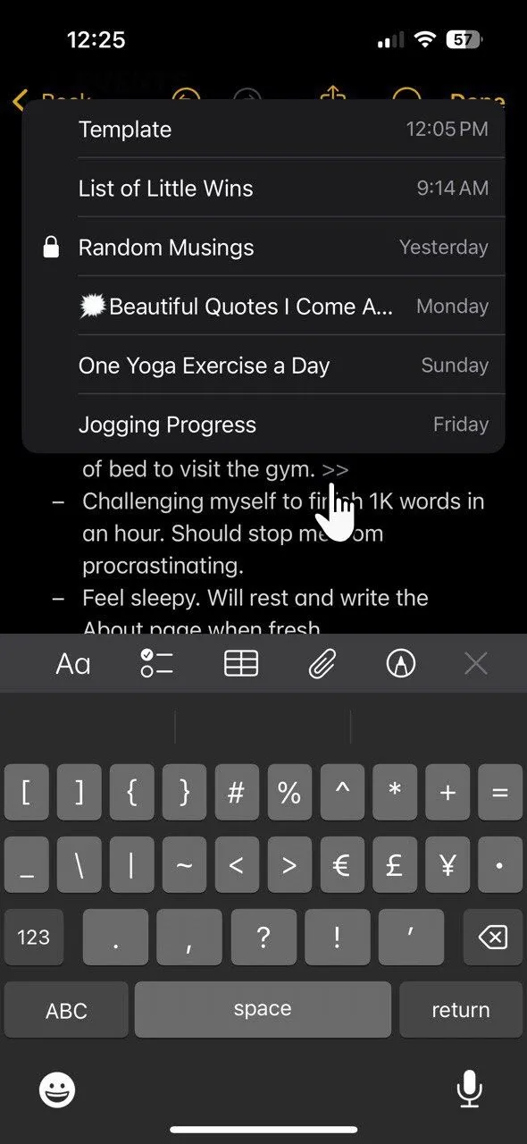 Minh họa cách liên kết các ghi chú và sử dụng hashtag như '#energy-low' trong Apple Notes để theo dõi cảm xúc và mẫu hình công việc