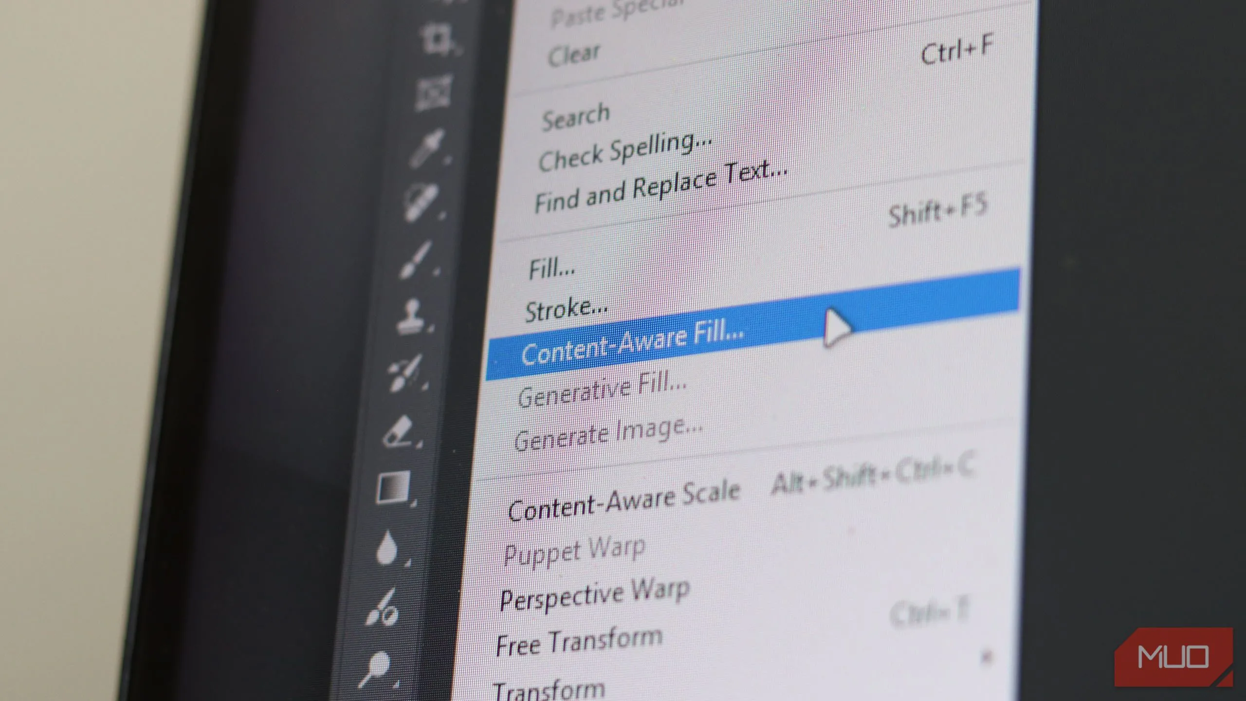Minh họa tính năng Content-Aware Fill trong Photoshop loại bỏ vật thể khỏi ảnh một cách tự động và liền mạch.