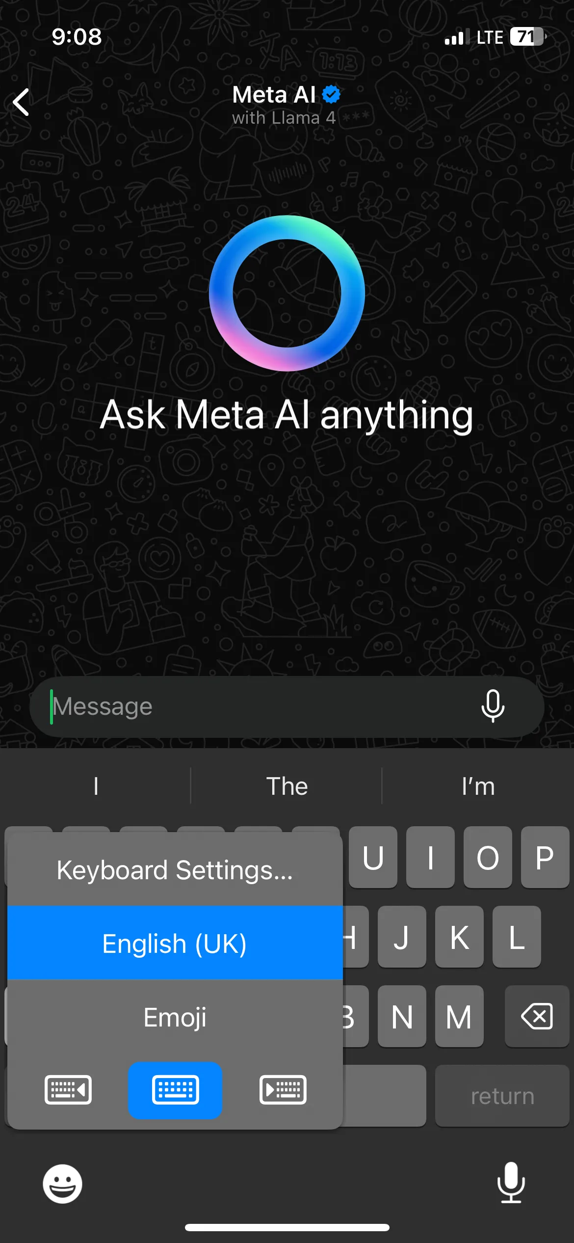 Mở cài đặt bàn phím iPhone trong ứng dụng WhatsApp để điều chỉnh vị trí bàn phím.