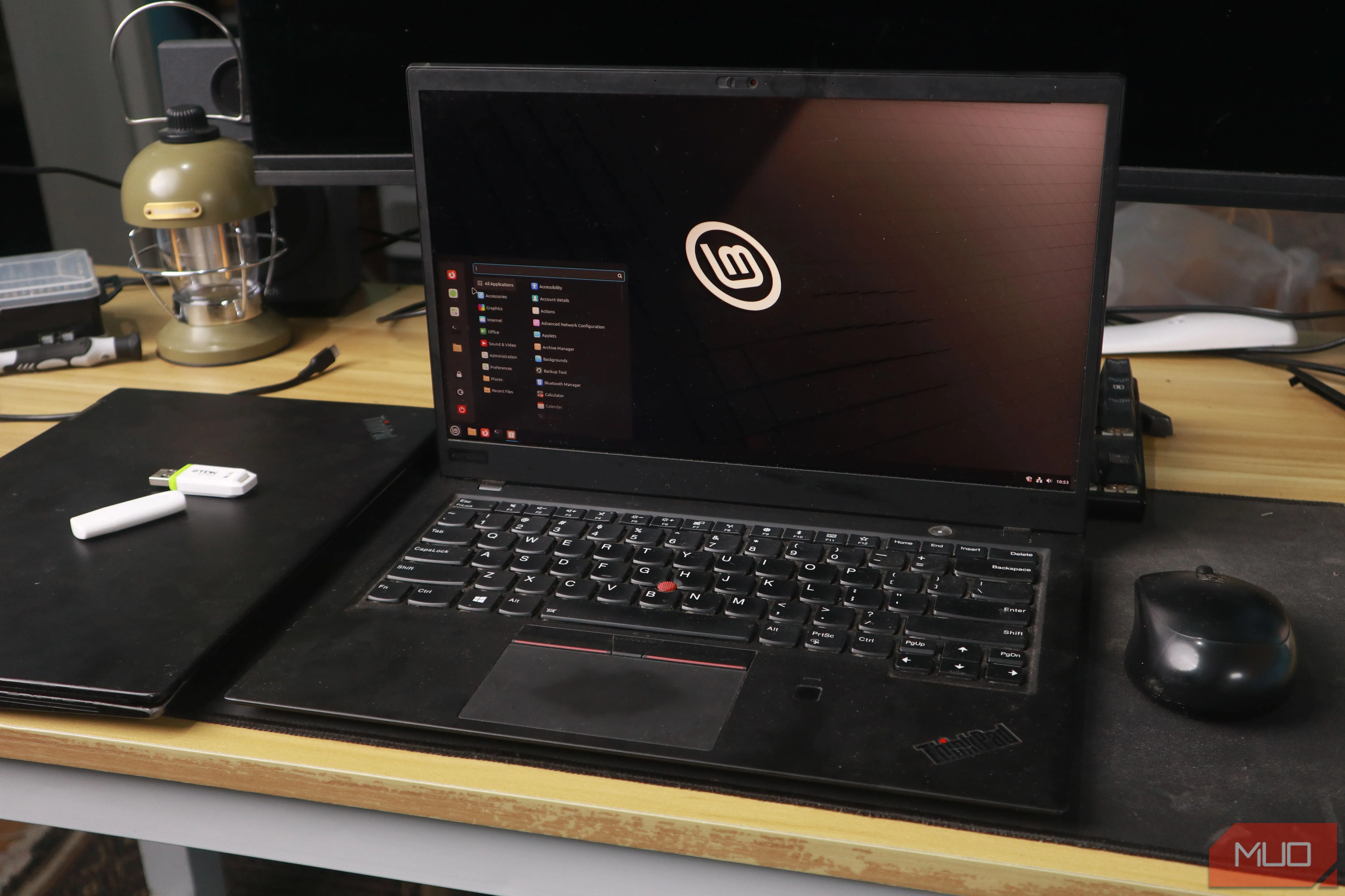Môi trường desktop Linux Mint trên máy tính xách tay ThinkPad với chuột và USB boot