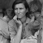 Một bức ảnh mang tính biểu tượng của Dorothea Lange mô tả một người mẹ ôm con mình trong thời kỳ Đại Suy Thoái.