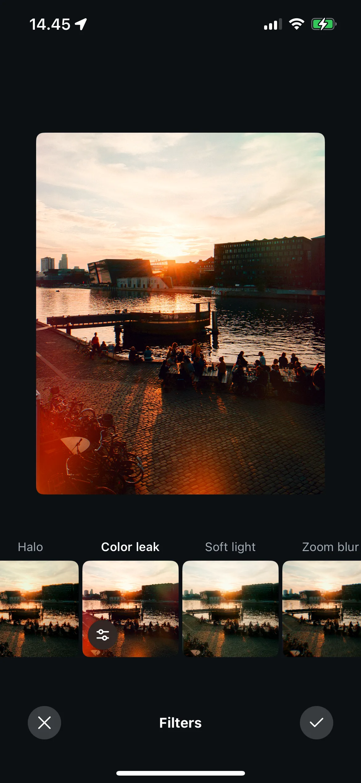 Một bức ảnh mẫu được áp dụng bộ lọc Color Leak của Instagram, cho thấy hiệu ứng rò rỉ màu sắc kiểu phim cũ với tông đỏ, vàng, cam nhẹ.