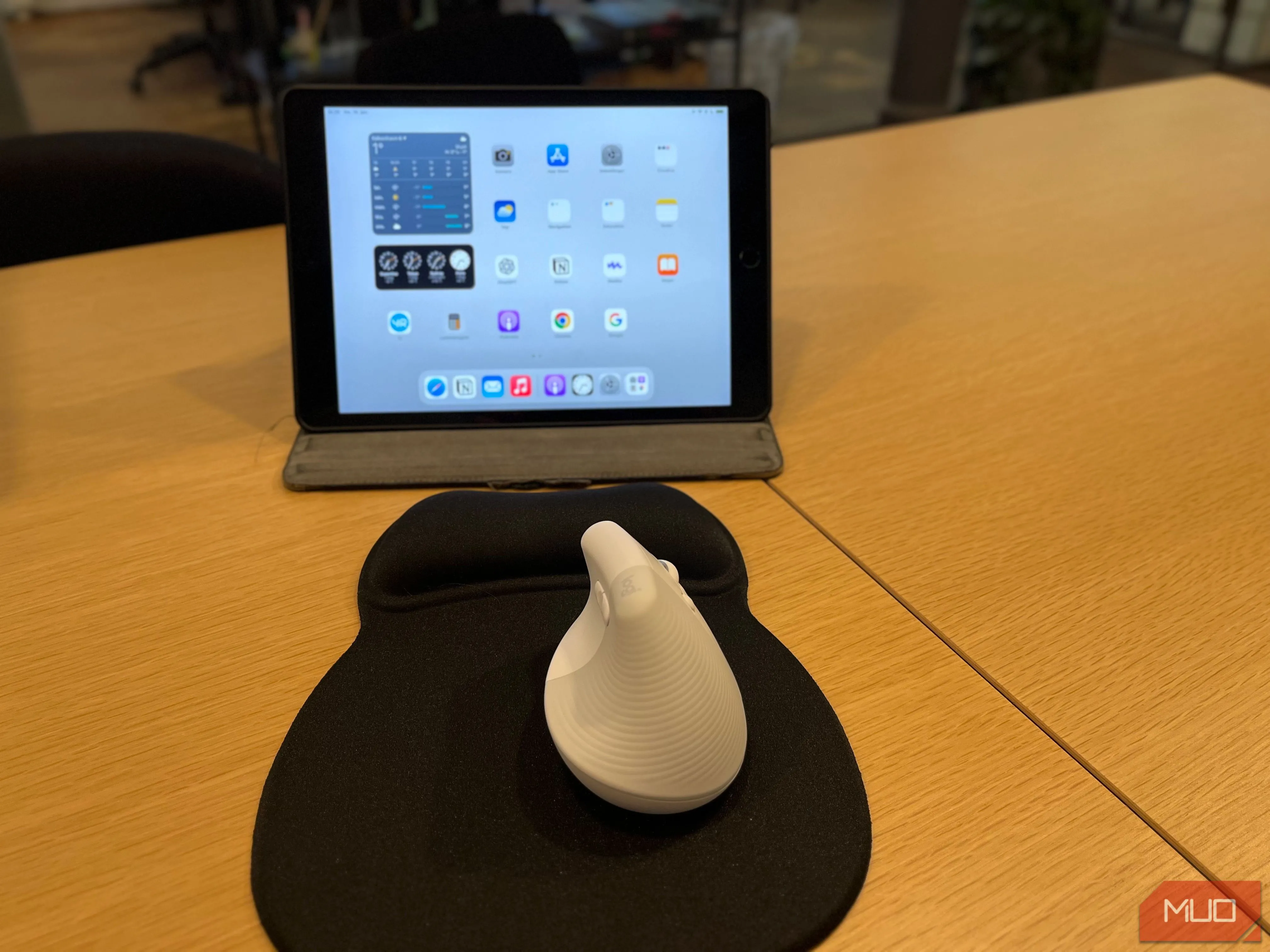 Một chiếc iPad cùng chuột không dây đặt cạnh, minh họa khả năng kết nối đa thiết bị của chuột không dây, tối ưu cho công việc và giải trí.