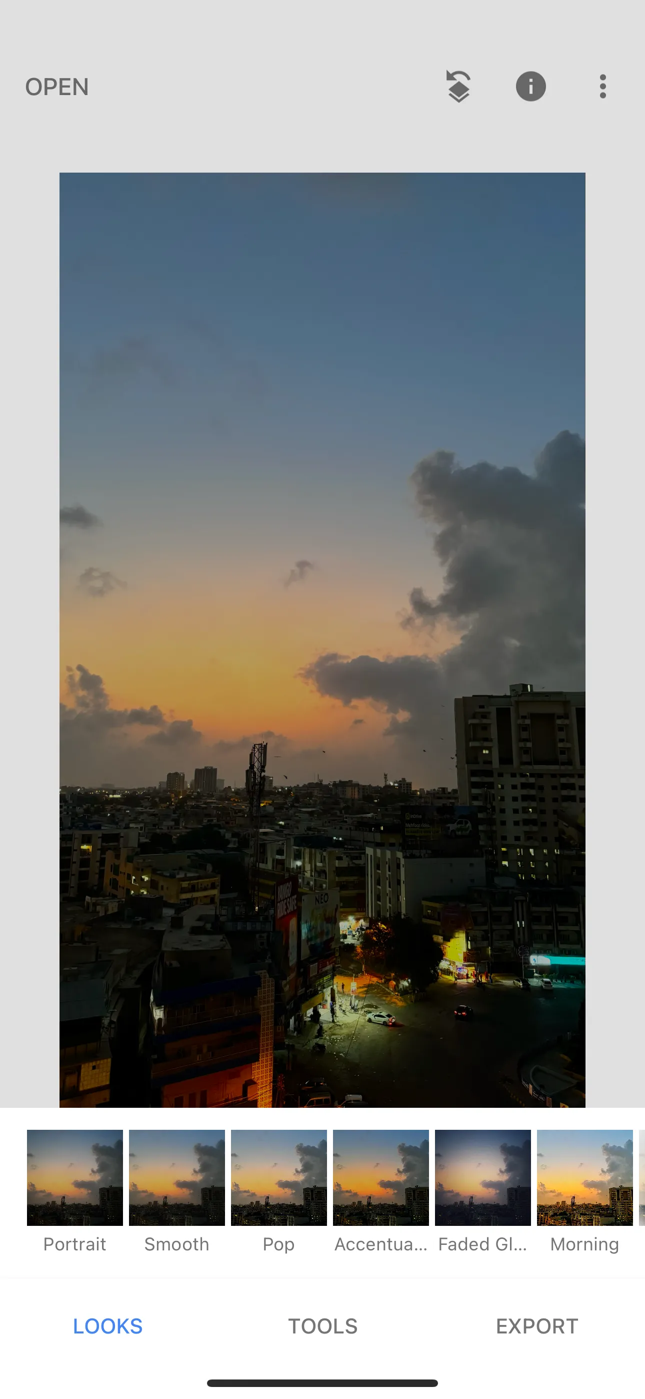 Một hình ảnh được mở trong trình chỉnh sửa Google Snapseed