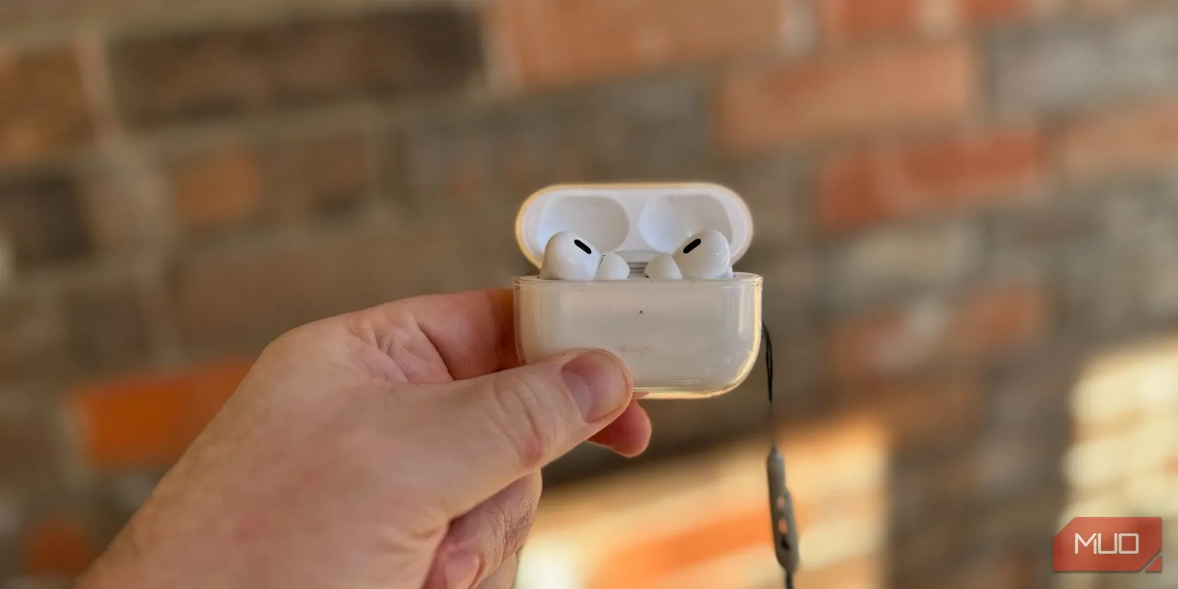 Một người cầm hộp sạc AirPods Pro 2.