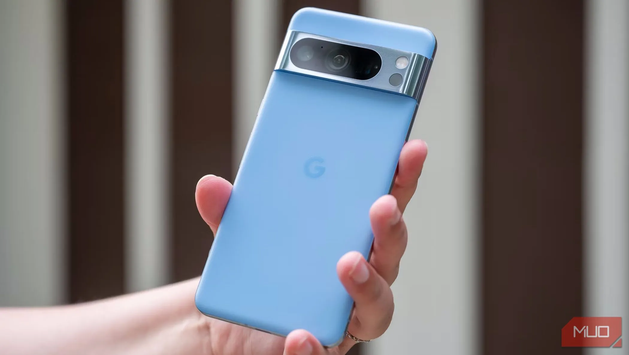 Một người đàn ông đang cầm chiếc điện thoại Google Pixel 8 Pro, cho thấy mặt lưng của thiết bị, minh họa việc giữ gìn và thời điểm bán ra phù hợp.