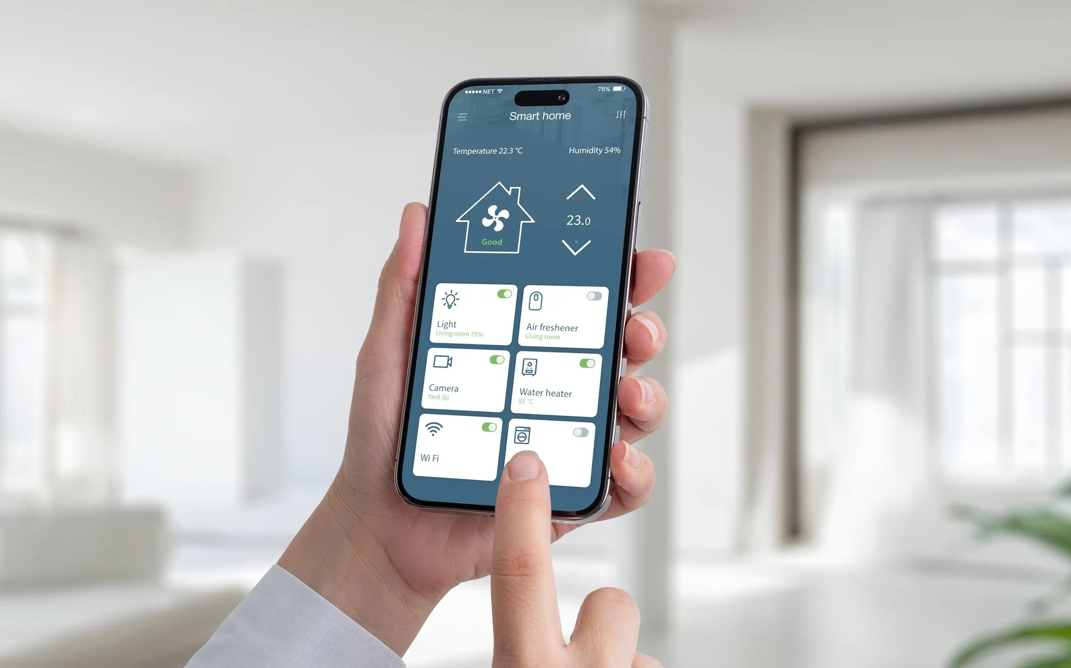Một người đàn ông đang sử dụng iPhone để điều khiển các thiết bị nhà thông minh như đèn và điều hòa, minh họa vai trò của iPhone cũ làm trung tâm điều khiển.
