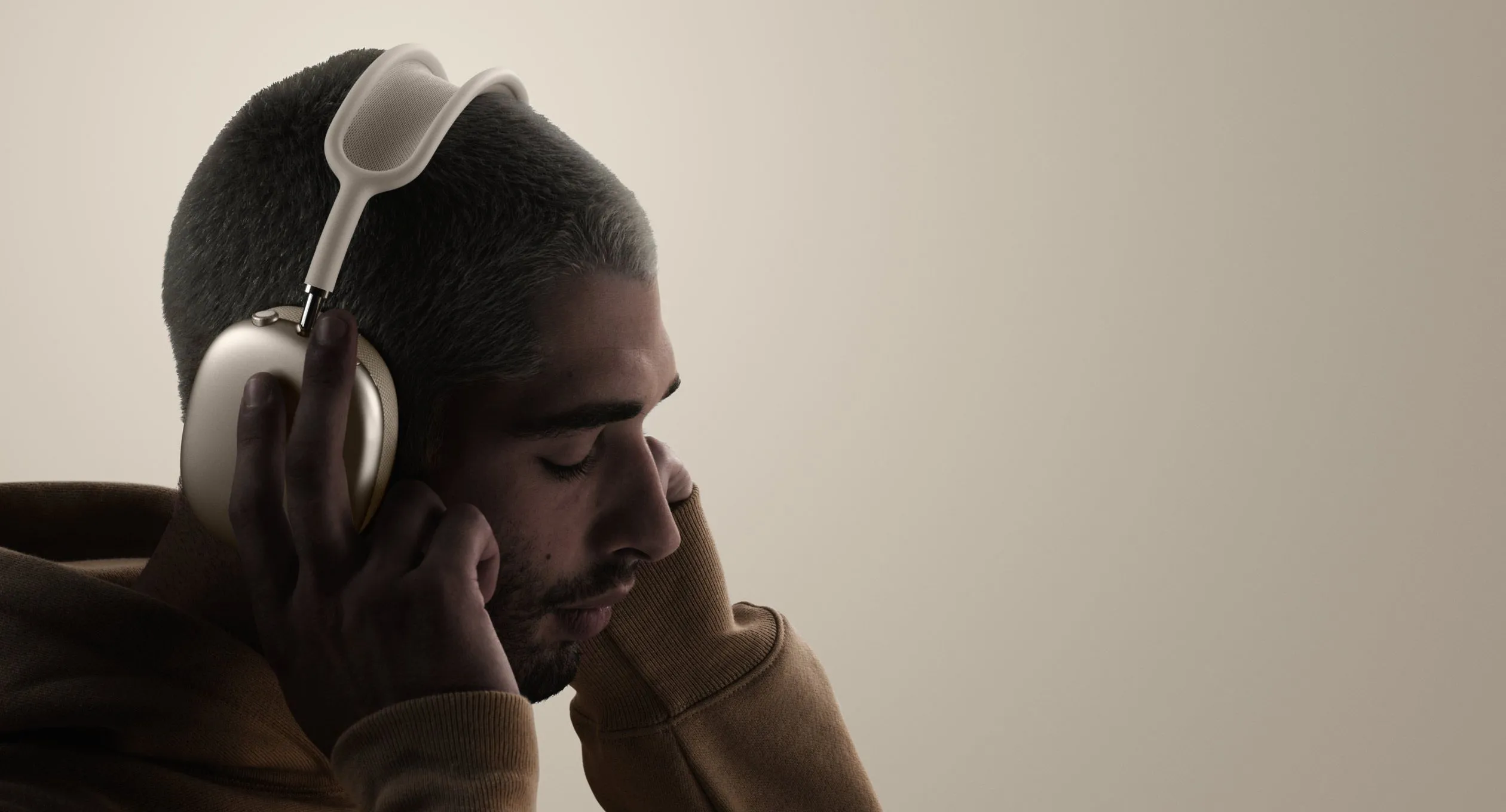 Một người đang đeo tai nghe AirPods Max, thể hiện kích thước và độ ôm