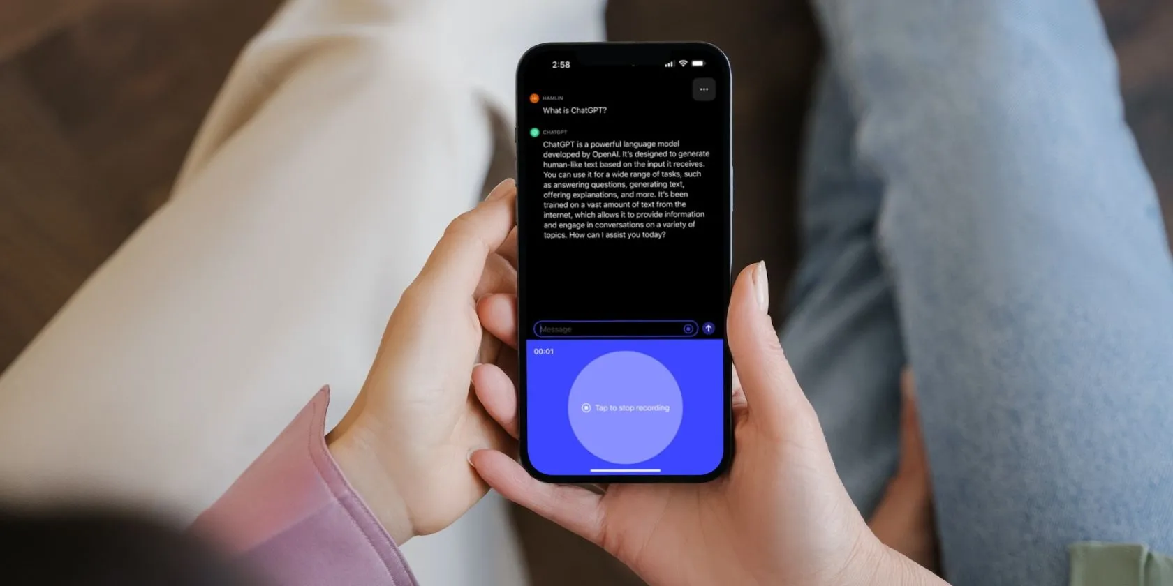 Một người đang sử dụng tính năng Whisper của ChatGPT trên iPhone, minh họa khả năng chuyển đổi giọng nói thành văn bản tiện lợi trên thiết bị di động.