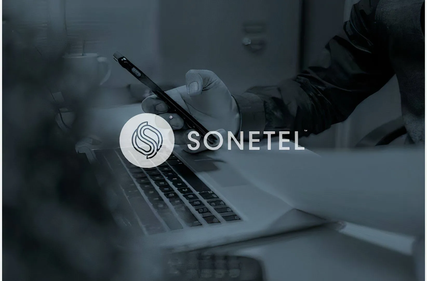 Một người đang sử dụng ứng dụng Sonetel trên điện thoại để thực hiện cuộc gọi ra nước ngoài.
