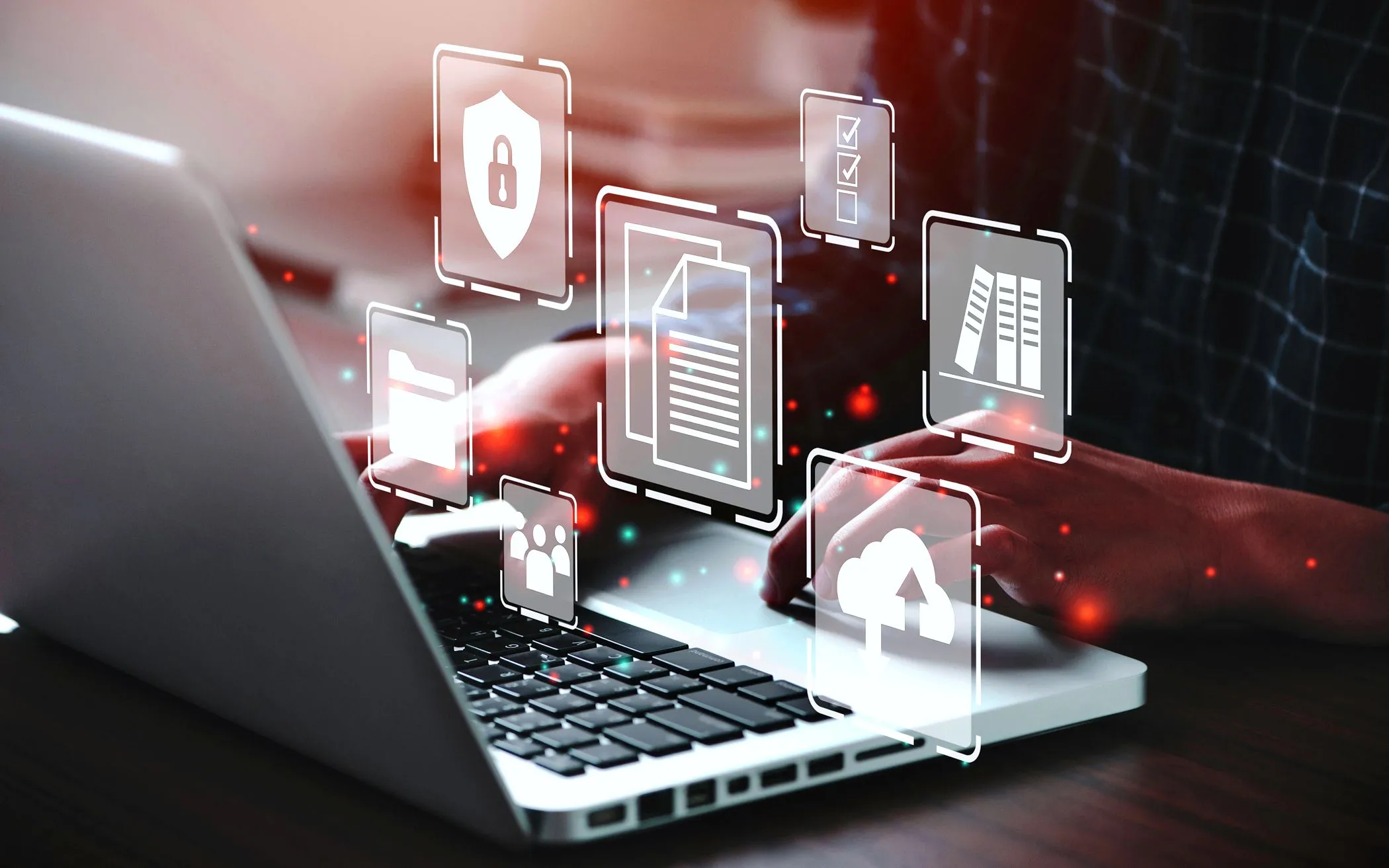Một người đang tải tệp tin lên dịch vụ lưu trữ đám mây từ laptop, thể hiện sự tiện lợi của công nghệ đám mây.