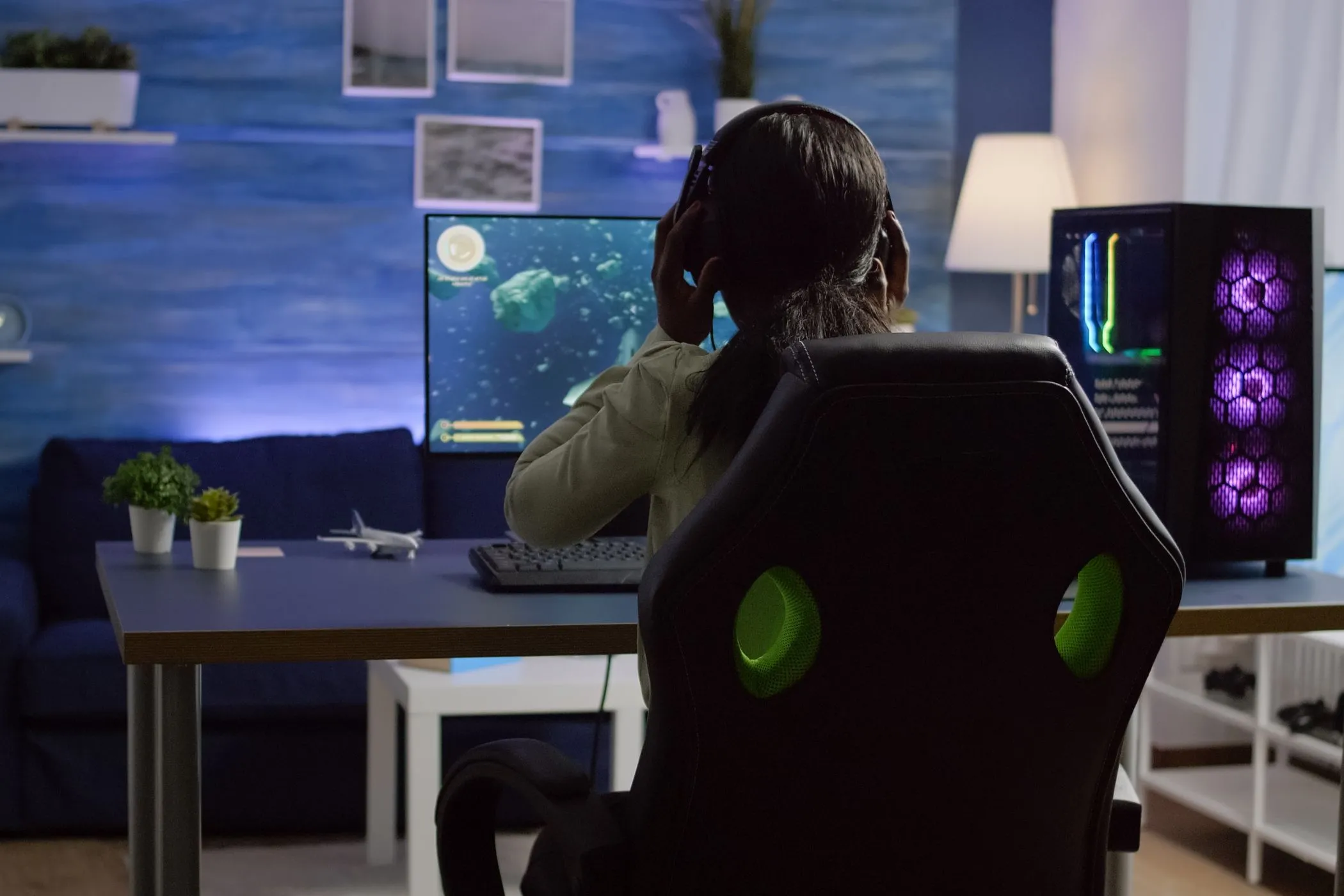 Một người ngồi trước máy tính chơi game, hình ảnh đại diện cho tác động tâm lý và cảm xúc tiêu cực khi tiếp xúc với nội dung Dark Web.