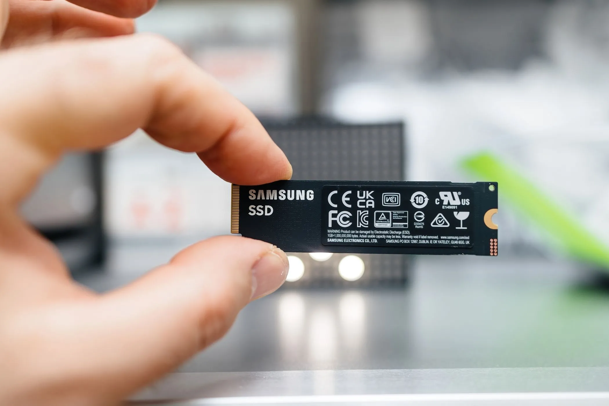 Một ổ cứng SSD Samsung nhỏ gọn được cầm trên tay, biểu trưng cho ổ đĩa dung lượng cao giá phải chăng.