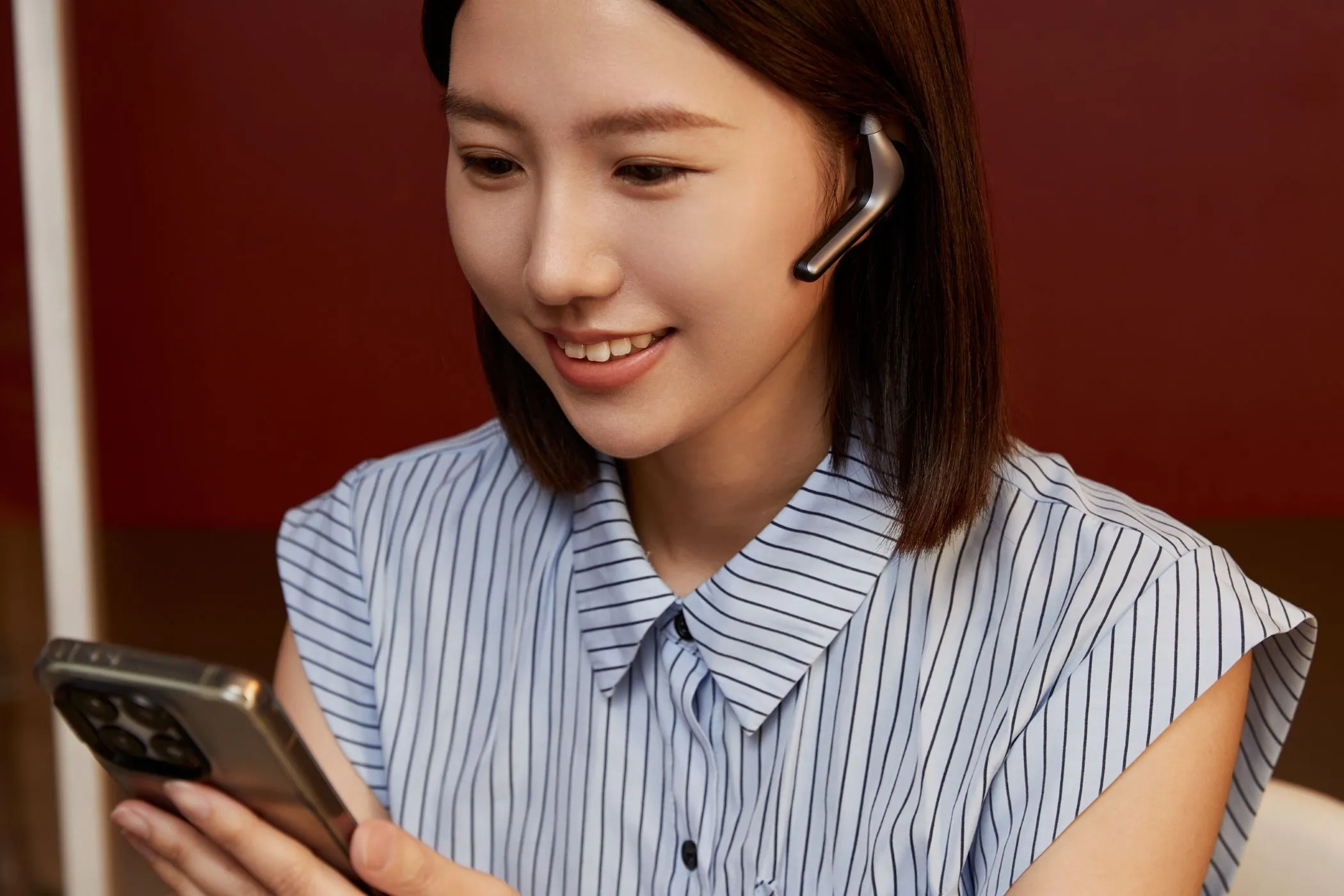 Một phụ nữ trẻ đang gọi video bằng tai nghe Timekettle W4 Pro, tận hưởng khả năng dịch thuật đa ngôn ngữ của Babel OS