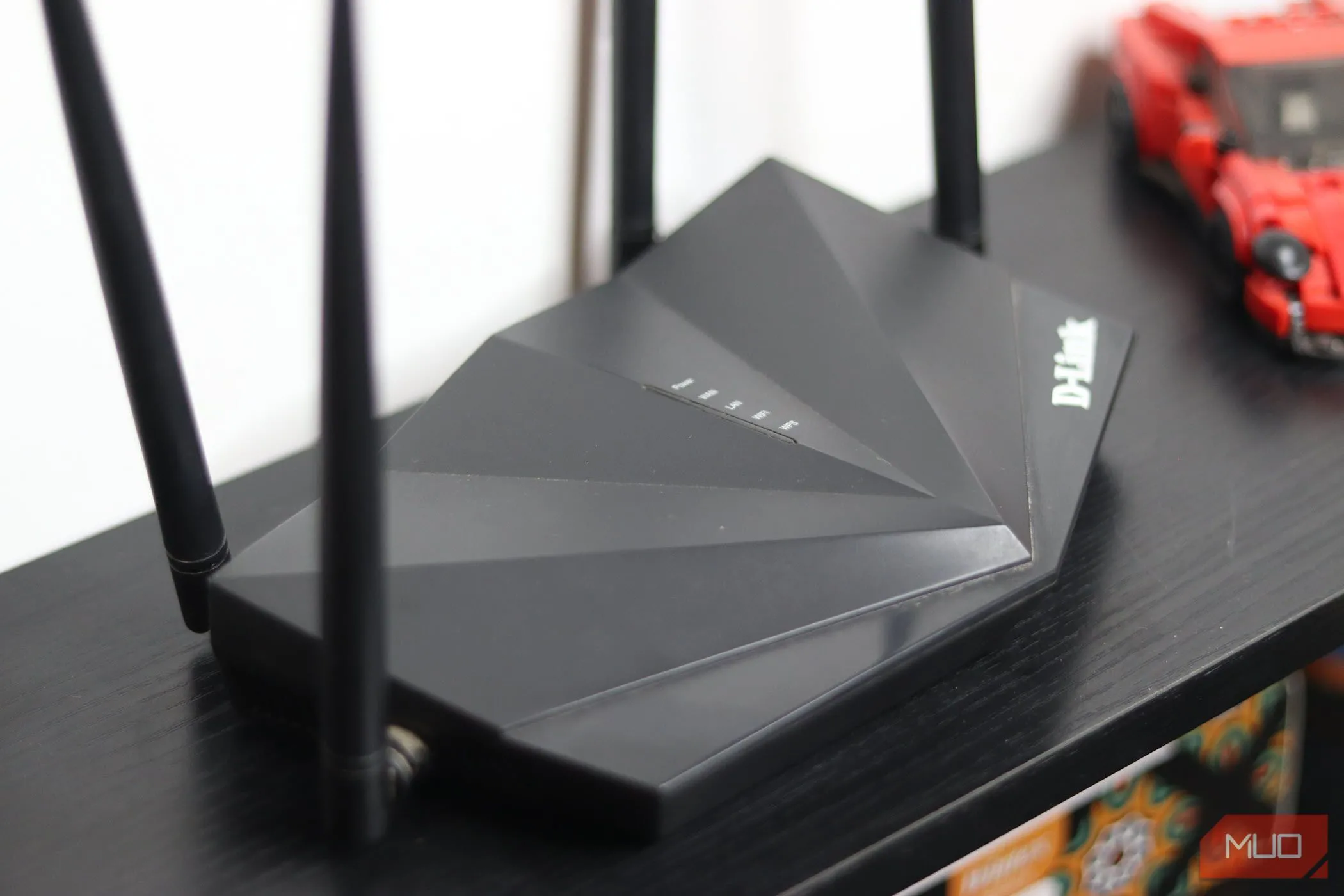 Một router Wi-Fi mẫu N300 cũ đặt trên bàn, biểu tượng cho thiết bị mạng gia đình