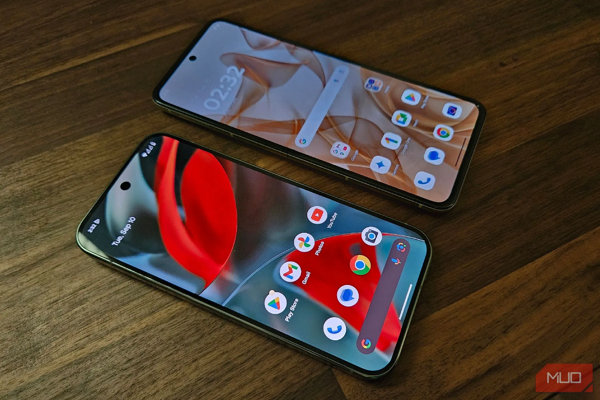 Motorola Razr 2024 và Google Pixel 9 Pro, minh họa sự tương thích và trải nghiệm mượt mà của launcher mặc định.