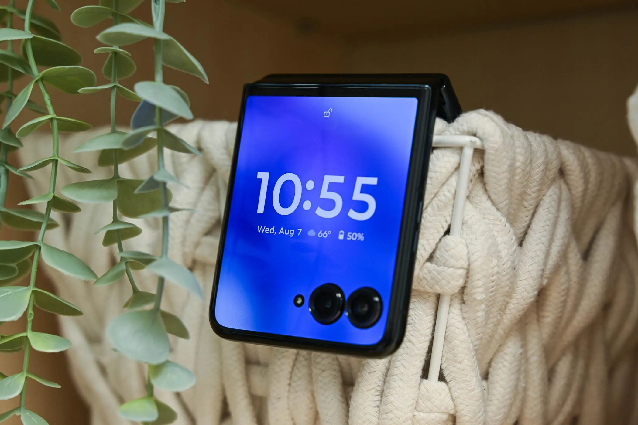 Motorola Razr+ gập lại hiển thị màn hình phụ lớn