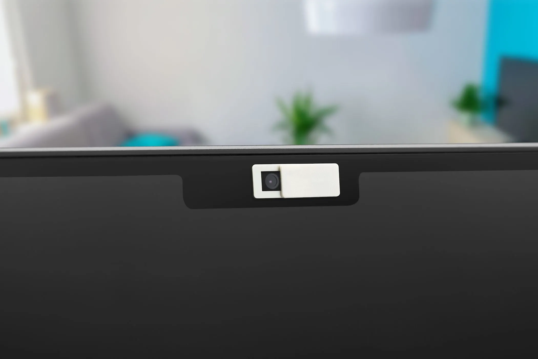 Nắp che camera chuyên dụng được gắn trên webcam của laptop, minh họa cách bảo vệ quyền riêng tư trên smart TV.