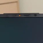 Nắp che webcam tích hợp trên laptop ASUS Vivobook S 15 OLED giúp bảo vệ quyền riêng tư hiệu quả.