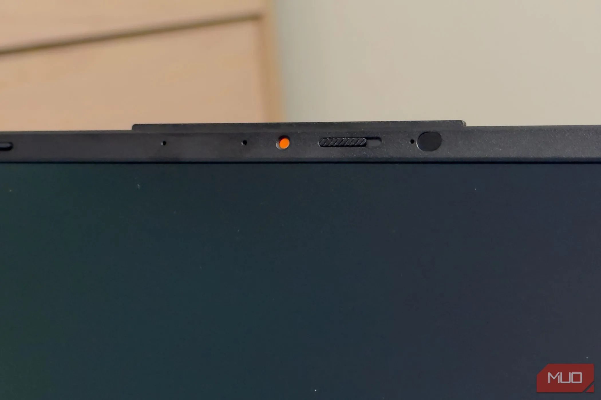 Nắp che webcam tích hợp trên laptop ASUS Vivobook S 15 OLED giúp bảo vệ quyền riêng tư hiệu quả.
