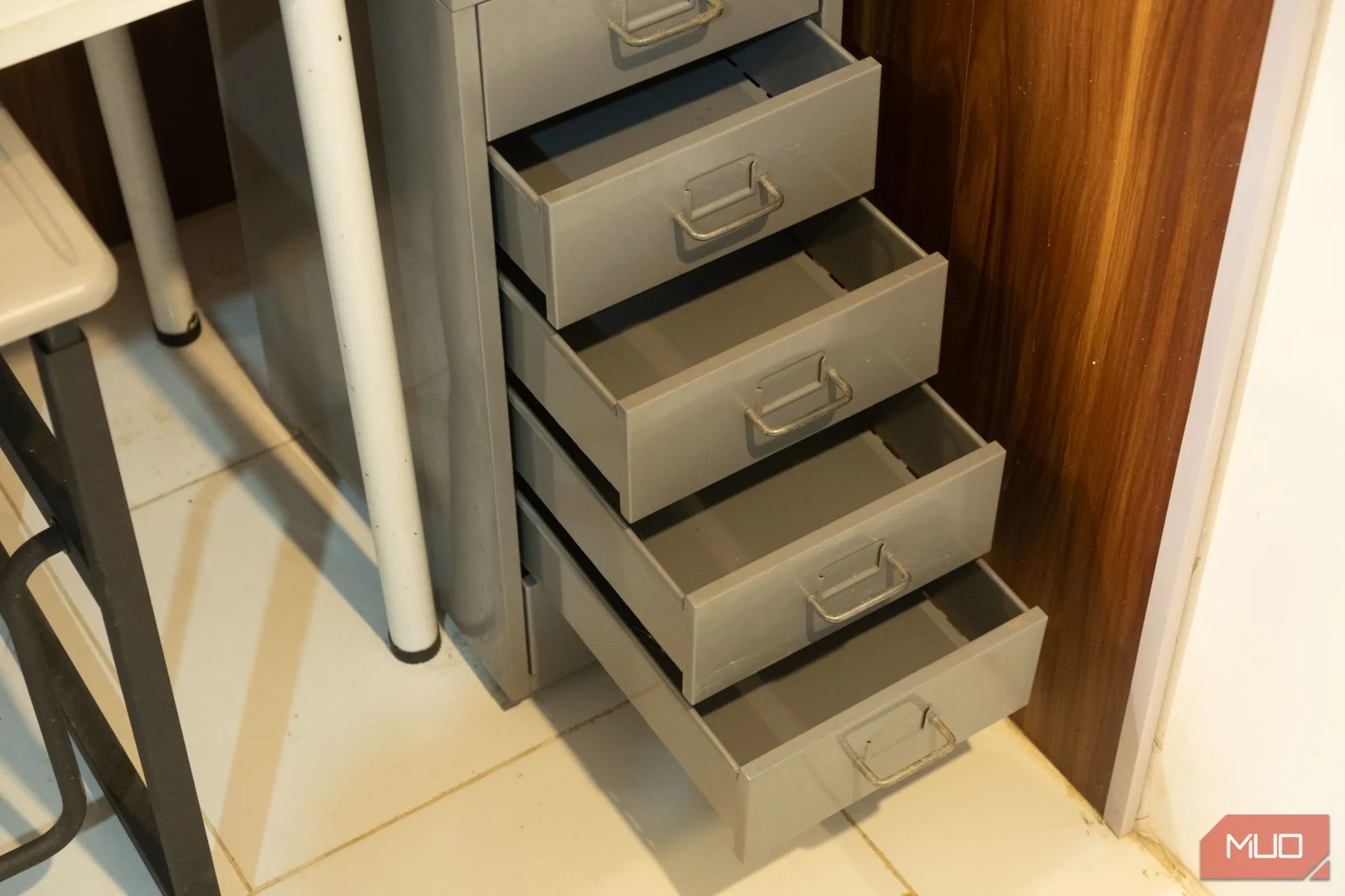 Ngăn kéo tủ kim loại đã được dọn trống, chuẩn bị trở thành không gian lưu trữ chuyên biệt cho đồ công nghệ.