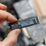 Người đàn ông cầm ổ cứng SSD NVMe Samsung 990 Pro, minh họa cho giải pháp nâng cấp hiệu suất máy tính hiệu quả hơn ReadyBoost