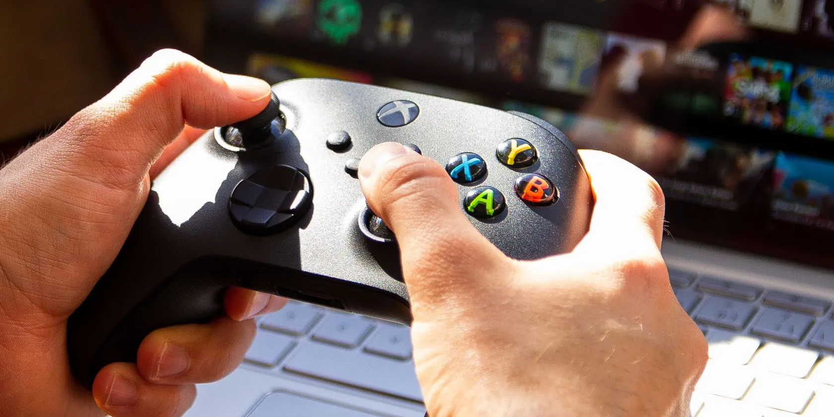 Người đàn ông chơi game trên Chromebook bằng tay cầm Xbox, minh họa khả năng chơi game hạn chế của thiết bị