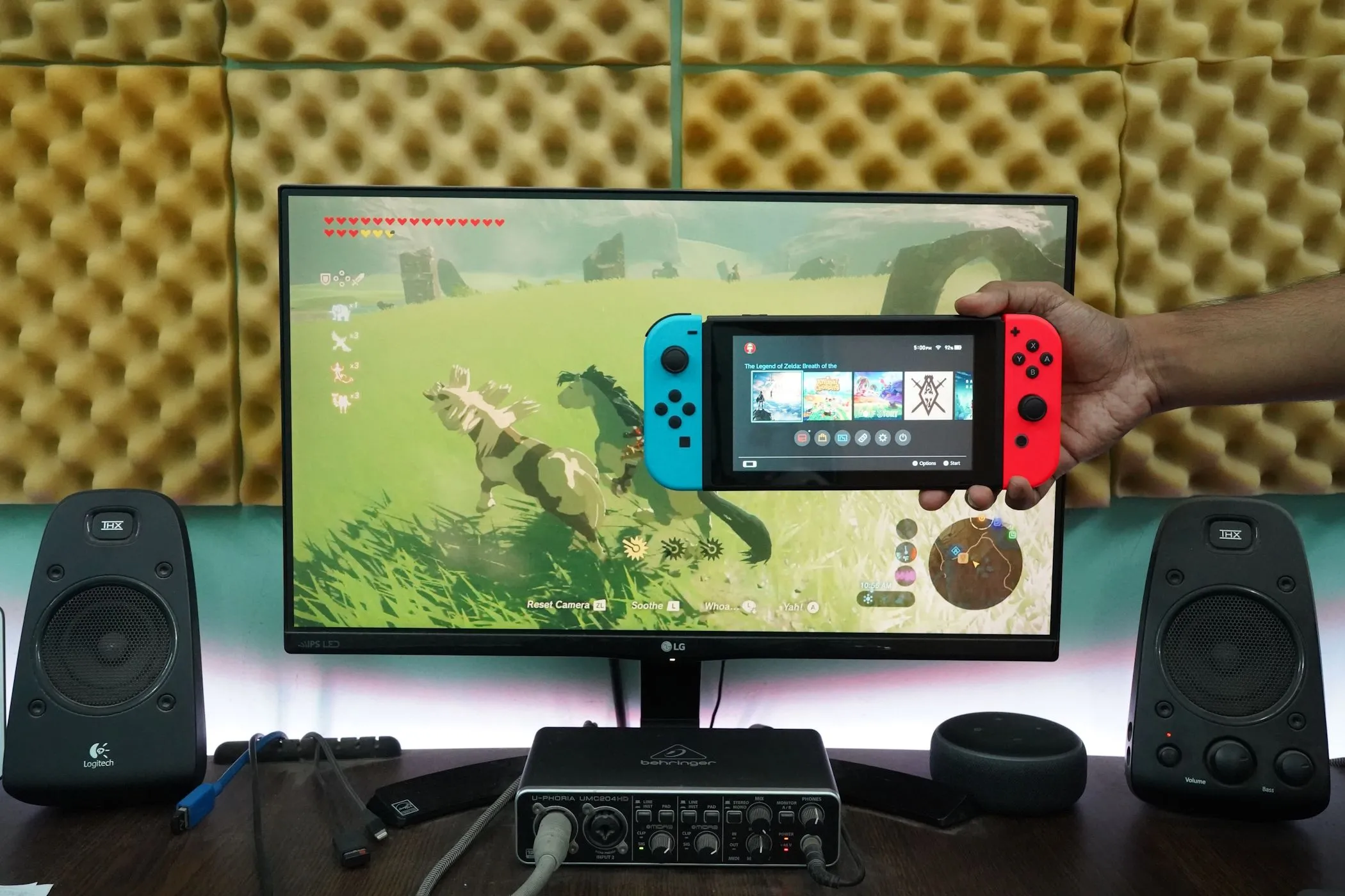 Người đàn ông đang chơi Nintendo Switch kết nối với màn hình máy tính, tối ưu trải nghiệm chơi game.