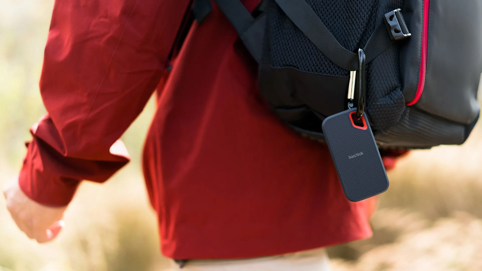 Người đàn ông leo núi với SanDisk Extreme Portable SSD gắn trên ba lô