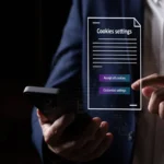 Người dùng Android cầm điện thoại với giao diện tùy chọn chấp nhận cookie trên màn hình