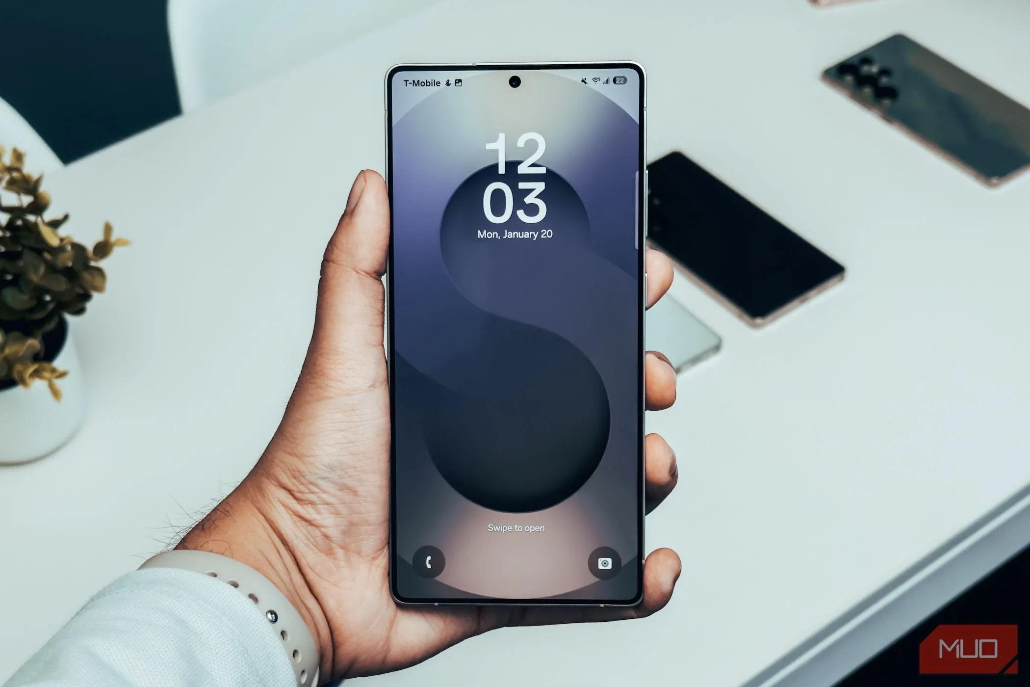Người dùng cầm chiếc Samsung Galaxy S25 Ultra màn hình lớn trong tay