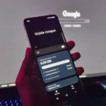 Người dùng cầm điện thoại Android với màn hình hiển thị tính năng Điểm phát sóng di động (Hotspot), giải pháp thay thế an toàn cho Wi-Fi công cộng.