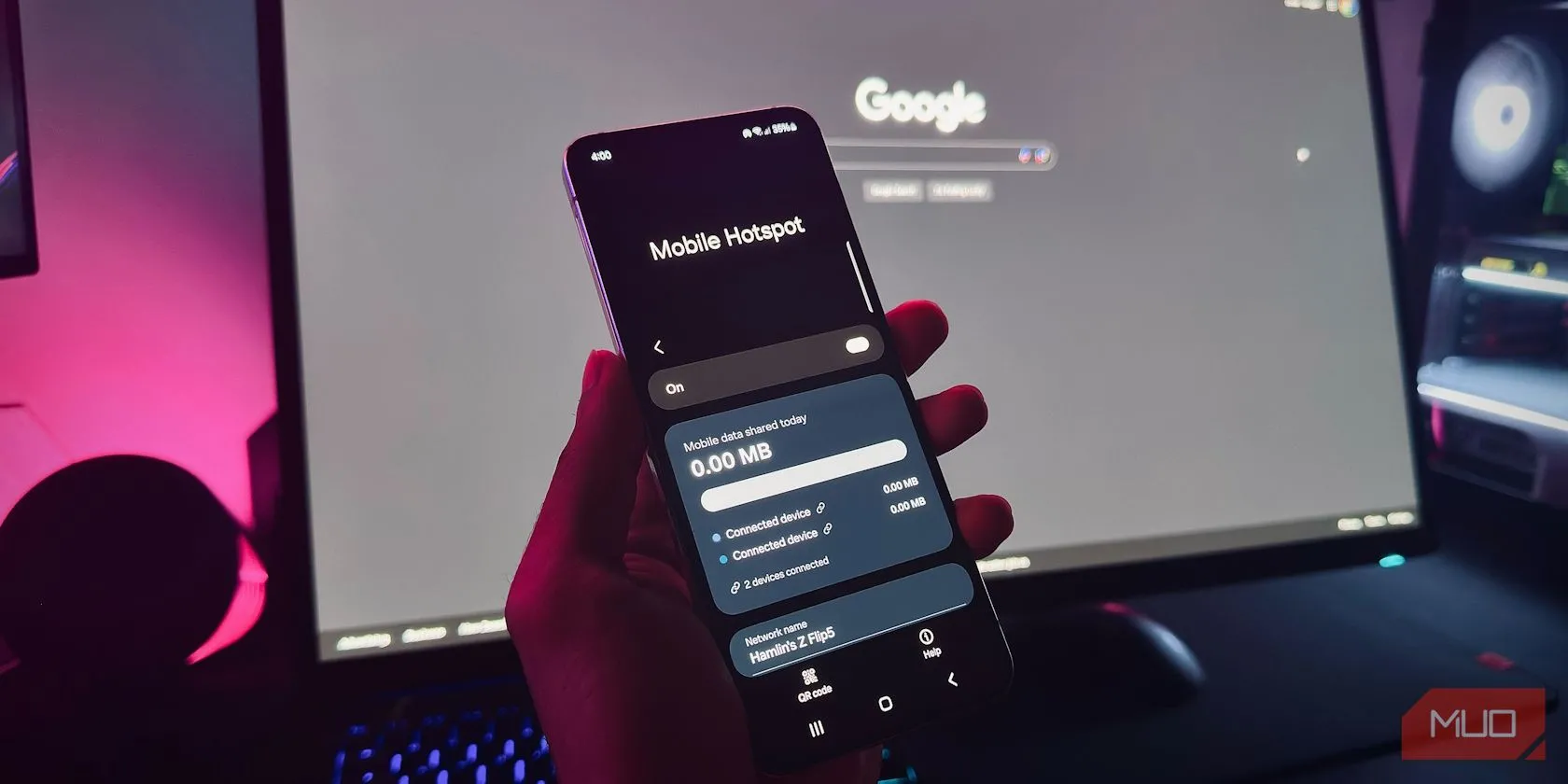 Người dùng cầm điện thoại Android với màn hình hiển thị tính năng Điểm phát sóng di động (Hotspot), giải pháp thay thế an toàn cho Wi-Fi công cộng.