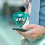 Người dùng cầm điện thoại, biểu tượng VPN đang hoạt động, minh họa bảo mật trực tuyến.