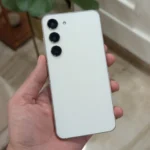 Người dùng cầm điện thoại Samsung Galaxy S23 màu xanh lá cây trong lòng bàn tay, thể hiện sự nhỏ gọn và tiện lợi trong việc sử dụng hàng ngày.