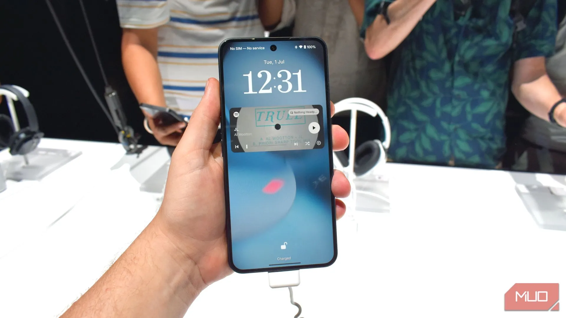 Người dùng cầm Nothing Phone 3 hiển thị giao diện mặt trước
