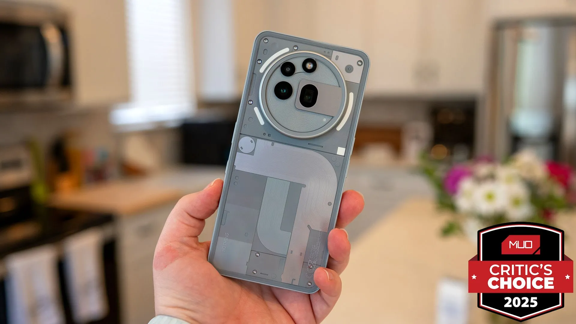 Người dùng cầm Nothing Phone (3a) Pro với thiết kế trong suốt độc đáo, nhận giải thưởng tại MWC 2025.