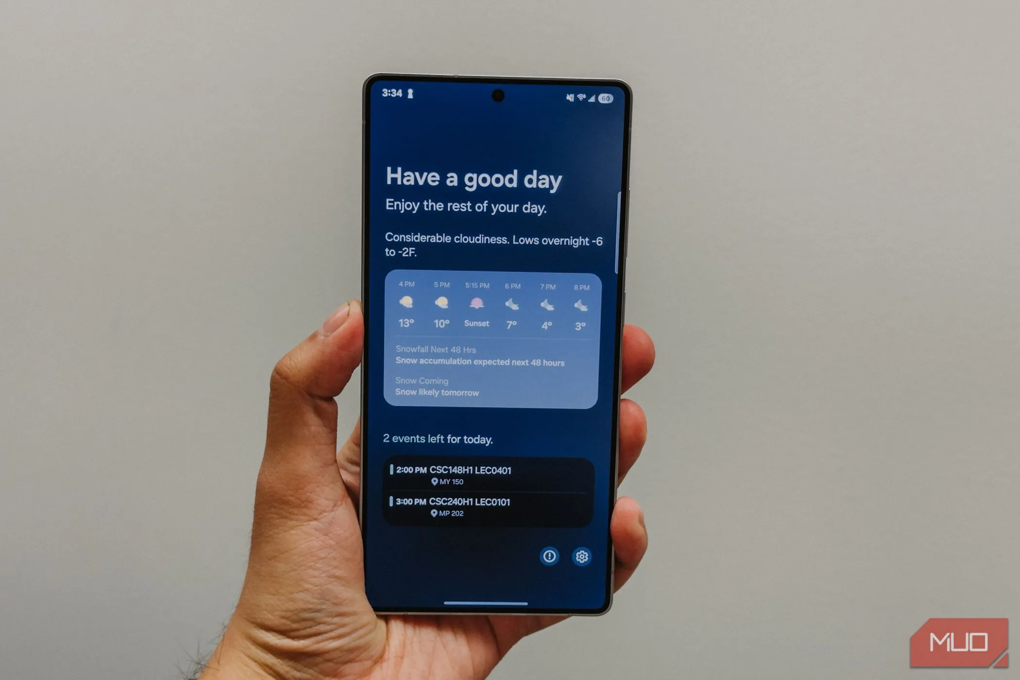 Người dùng cầm Samsung Galaxy S25 Ultra hiển thị &quot;Now Briefing&quot;, thể hiện giao diện người dùng trực quan và cách các tính năng AI tương tác với hoạt động hàng ngày.