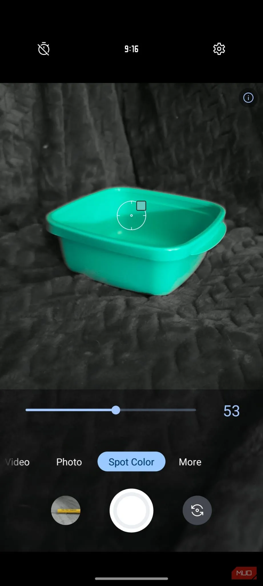 Người dùng chọn màu sắc trên tô để áp dụng hiệu ứng Spot Color trên camera Motorola