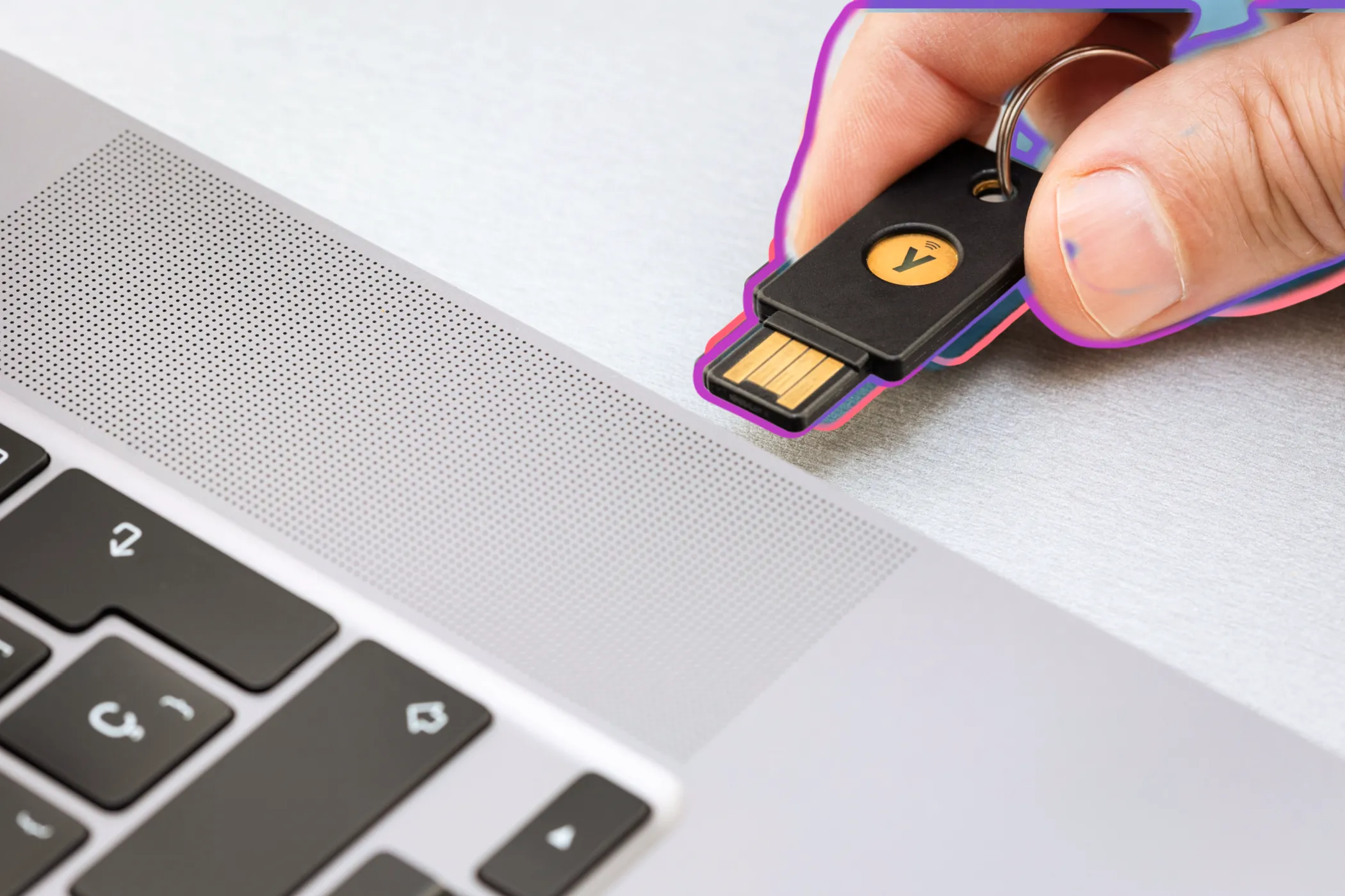 Người dùng đang cắm khóa bảo mật USB Yubico vào cổng USB của laptop để khóa máy tính