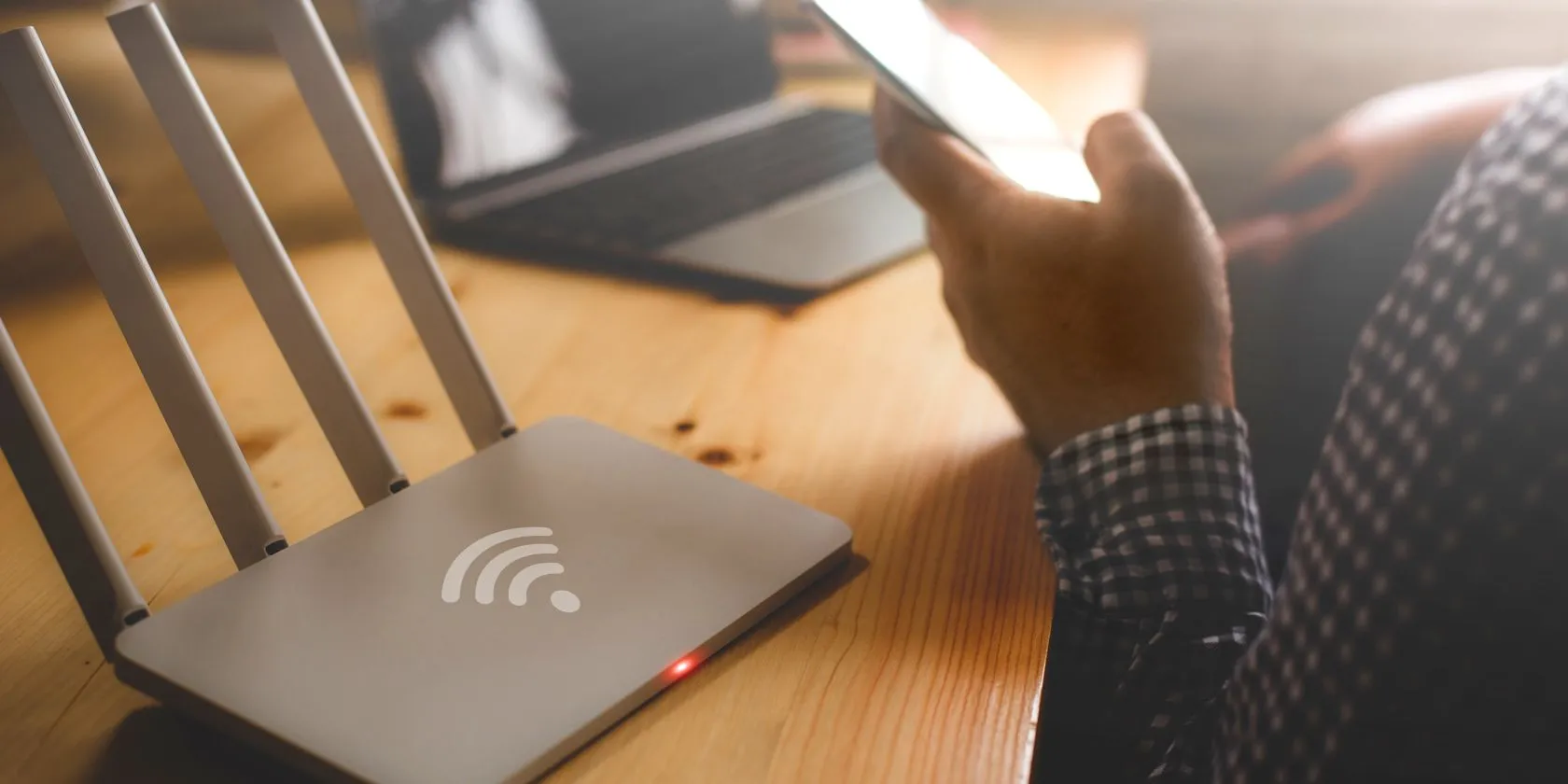 Người dùng đang cấu hình bộ định tuyến Wi-Fi để tối ưu cài đặt DNS và tăng tốc mạng