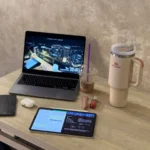 Người dùng đang học bài trước máy tính, theo dõi một buổi "Study With Me" trực tuyến để tăng sự tập trung và năng suất học tập