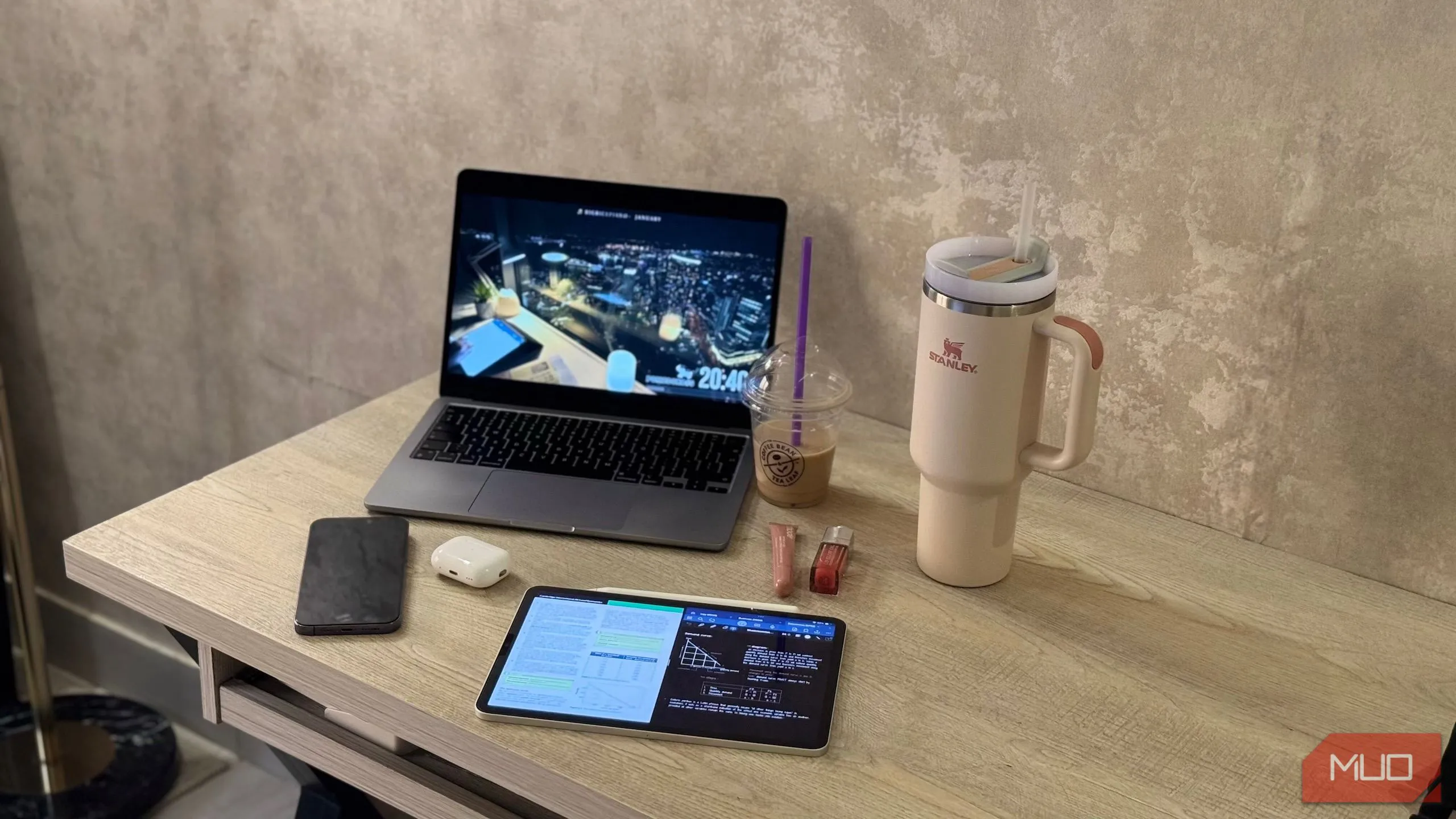 Người dùng đang học bài trước máy tính, theo dõi một buổi "Study With Me" trực tuyến để tăng sự tập trung và năng suất học tập