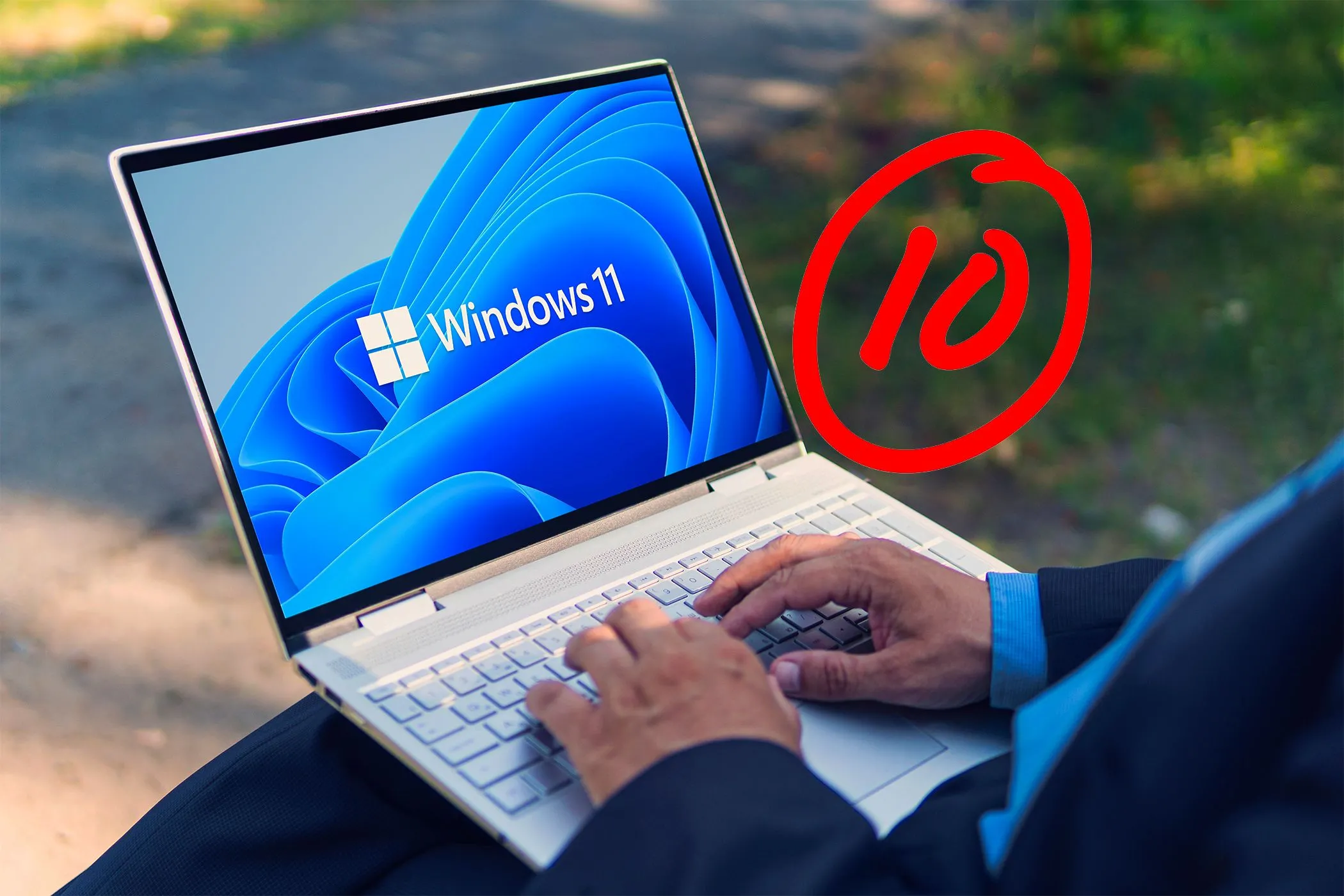 Người dùng đang làm việc trên laptop với Windows 11, cạnh đó là biểu tượng số 10 thể hiện sự chuyển đổi từ Windows 10.